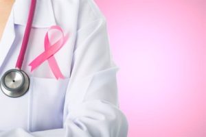 El Tratamiento Hormonal puede provocar una Incapacidad Permanente Absoluta para todo trabajo. Resumen: Nuestro cliente era Administrativo, y su patología consistía en un Carcinoma que había remitido. Pese a ello,  continuaba la necesidad de que el paciente siguiera tratamiento con Hormonoterapia durante cinco años, lo que le estaba provocando unos efectos secundarios muy importantes, dada la toxicidad del tratamiento, pese a haber intentado cambiar el tipo de hormonoterapia varias veces. Estos efectos consistían en dolor en articulaciones, astenia, dolores generalizados que le impedían dormir, cansancio diario, y falta de fuerzas, tal y como certificada el Servicio de Oncología del Servicio Extremeño de Salud.  Pese a ello, la Seguridad Social de Badajoz le denegó la Incapacidad Permanente. Formulamos Reclamación Previa que fue desestimada, y por tanto demandamos al INSS de Badajoz, por considerar que al trabajador le correspondía una Incapacidad Permanente Absoluta para toda profesión. Sentencia estimando Incapacidad Permanente Absoluta. Tras unos días se admitió a trámite la demanda y nos notificaron la fecha del juicio en el Juzgado de lo Social de Badajoz. Tras la realización del juicio, llegó la sentencia donde el Magistrado entendía que la limitación que presentaba nuestro cliente, le impedía desempeñar cualquier profesión, pues el tratamiento con hormonoterapia le provocaba que no pudiera realizar una actividad normal, y que incluso necesitara ayuda para ciertas tareas básicas, recomendando el Oncólogo del SES al paciente vida tranquila y evitar actividades que supongan estrés o gasto de energía. Pese a ello el INSS de Badajoz recurrió la sentencia ante el Tribunal Superior de Justicia de Extremadura, alegando que el Oncólogo sólo le había calificado en el grado I de la escala ECOG.  Esta escala fue diseñada por el Eastern Cooperative Oncology Group (ECOG) de Estados Unidos, y validada por la Organización Mundial de la Salud, y mide la calidad de vida del paciente con cáncer en 5 grados                                                 Sentencia del Tribunal Superior de Justicia de Extremadura desestimando el Recurso de Suplicación del INSS. El TSJ de Extremadura, desestimó el recurso el Recurso de Suplicación, en base fundamentalmente a que este tipo de recurso es de tipo extraordinario, es decir no es un mero recurso de apelación donde el Tribunal pueda valorar completamente la prueba, sino que esta valoración está restringida al Juez de lo Social, salvo que exista algún error manifiesto, que no era el caso. Y respecto al argumento de que solo había sido calificado en la Escala ECOG con el Grado 1, el Tribunal indica que dicha escala no evalúa la capacidad laboral del paciente, sino únicamente su calidad de vida. En la actualidad nuestro cliente está cobrando su pensión por Incapacidad Permanente Absoluta. Igualmente le fueron abonados los atrasos desde la fecha de la resolución del INSS de Badajoz que le denegó la Incapacidad Permanente. Os adjuntamos el Fallo de este caso de éxito del Juzgado de lo Social de Badajoz, y del Tribunal Superior de Justicia de Extremadura                                              